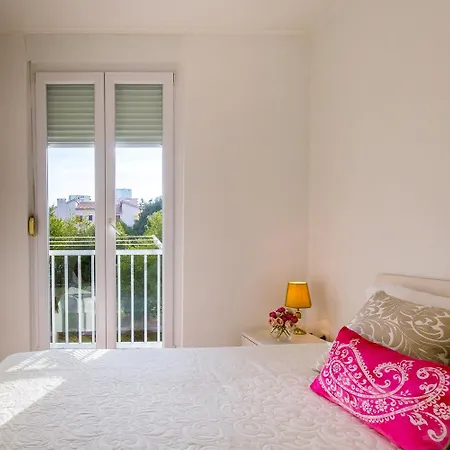 Aura Apartment Split